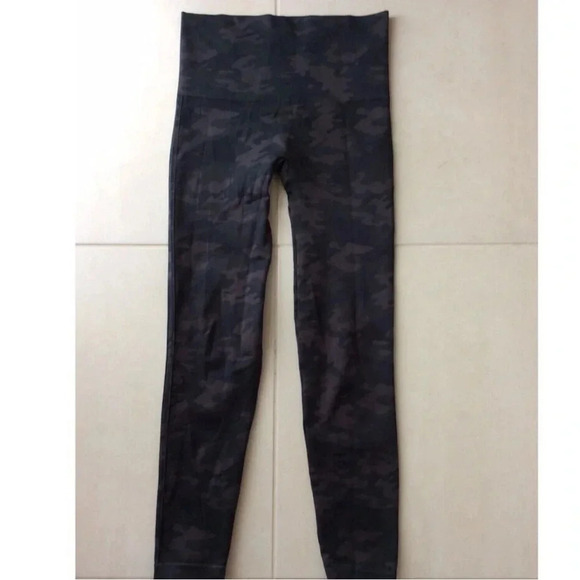 SPANX LOOK AT ME NOW BLACK CAMO LEGGINGS LARGE CAMOFLAUGE - Picture 2 of 11